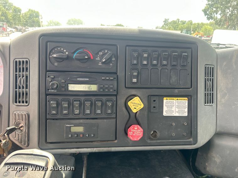 image for item DO6699 2006 International  7600 bucket truck