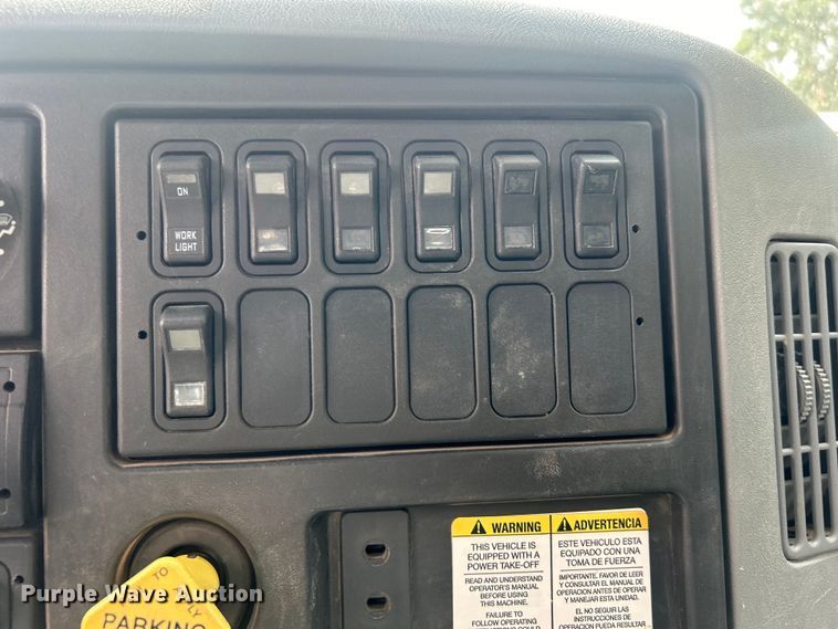 image for item DO6699 2006 International  7600 bucket truck