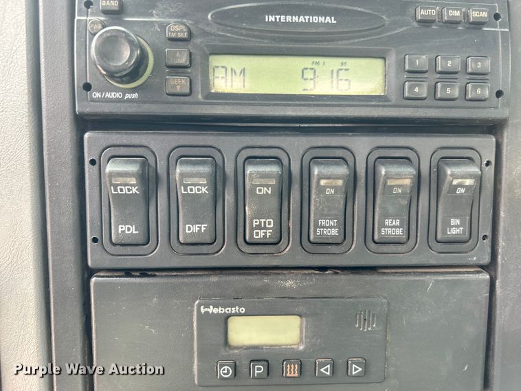 image for item DO6699 2006 International  7600 bucket truck