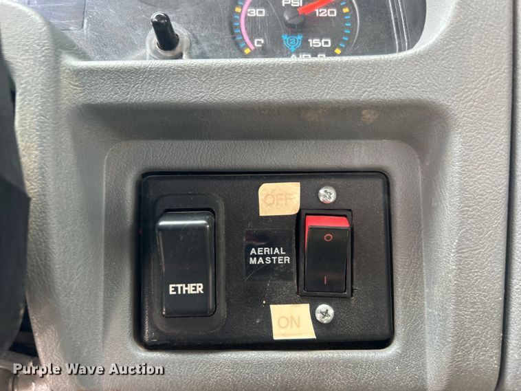 image for item DO6699 2006 International  7600 bucket truck