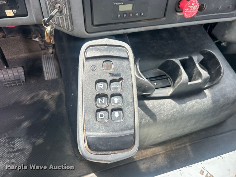 image for item DO6699 2006 International  7600 bucket truck