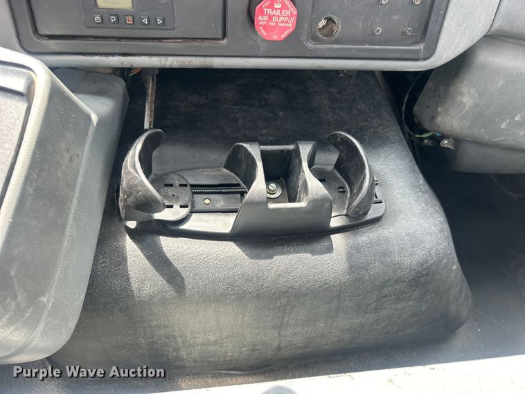 image for item DO6699 2006 International  7600 bucket truck