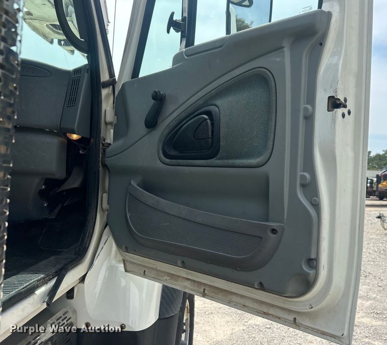 image for item DO6699 2006 International  7600 bucket truck