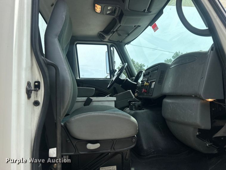 image for item DO6699 2006 International  7600 bucket truck