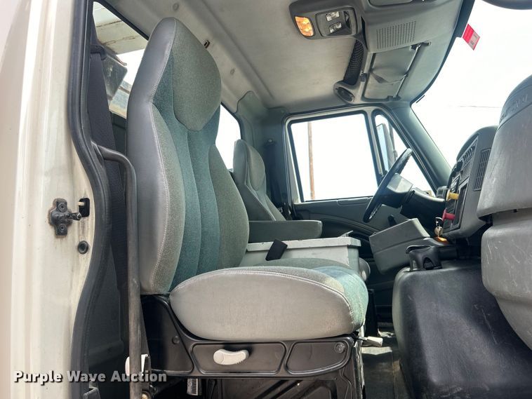 image for item DO6699 2006 International  7600 bucket truck