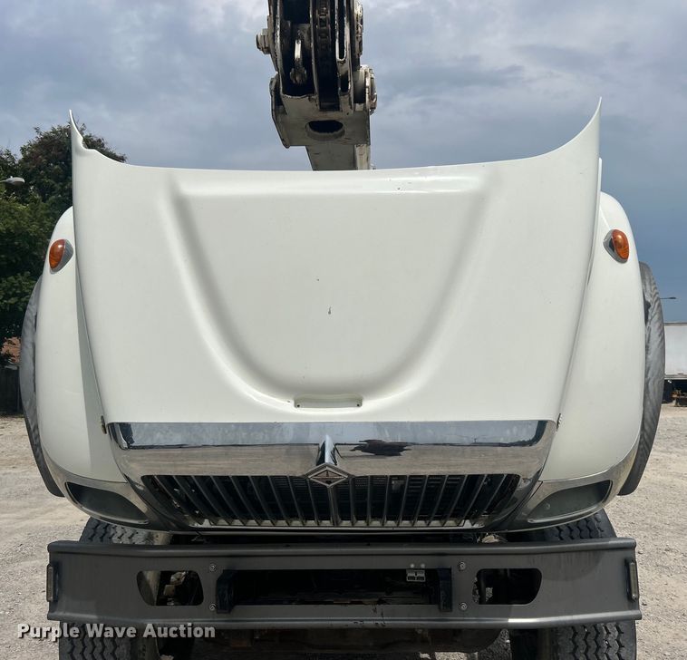 image for item DO6699 2006 International  7600 bucket truck