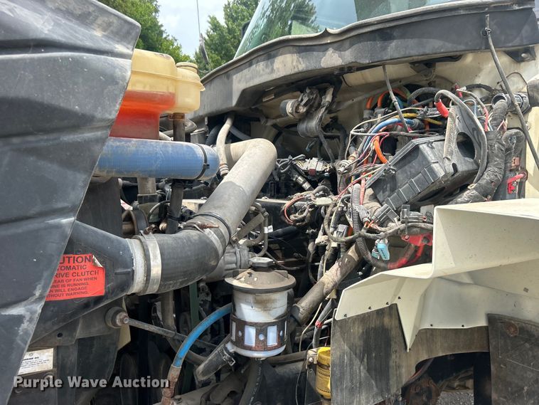 image for item DO6699 2006 International  7600 bucket truck