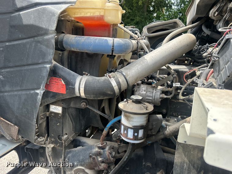 image for item DO6699 2006 International  7600 bucket truck