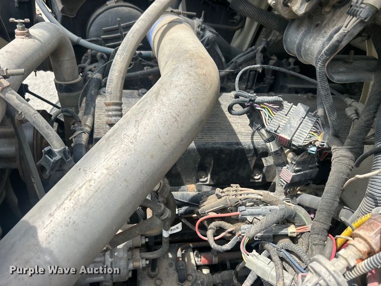 image for item DO6699 2006 International  7600 bucket truck