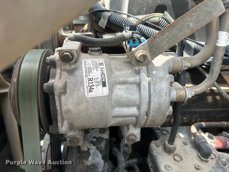 image for item DO6699 2006 International  7600 bucket truck