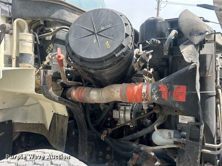 image for item DO6699 2006 International  7600 bucket truck