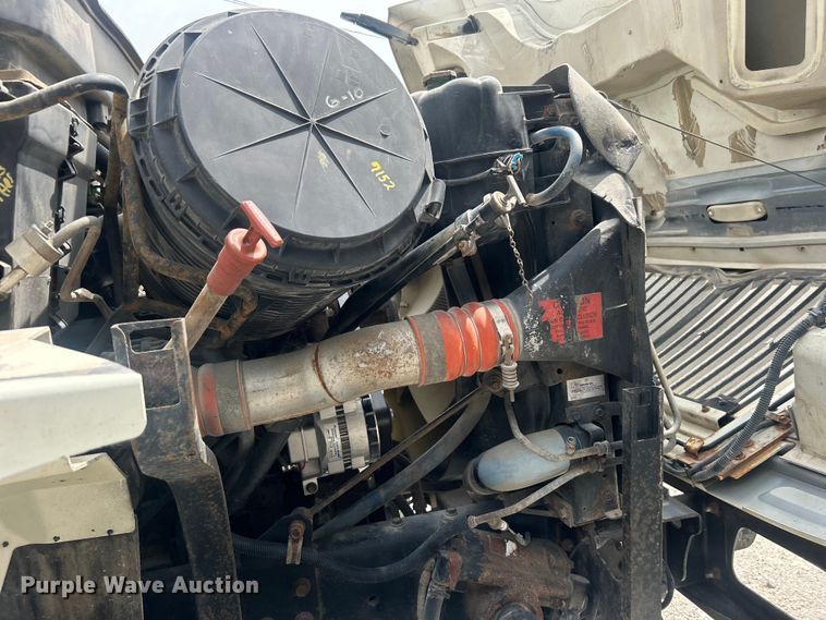 image for item DO6699 2006 International  7600 bucket truck