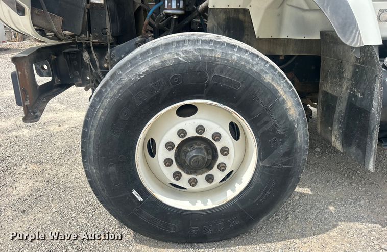 image for item DO6699 2006 International  7600 bucket truck