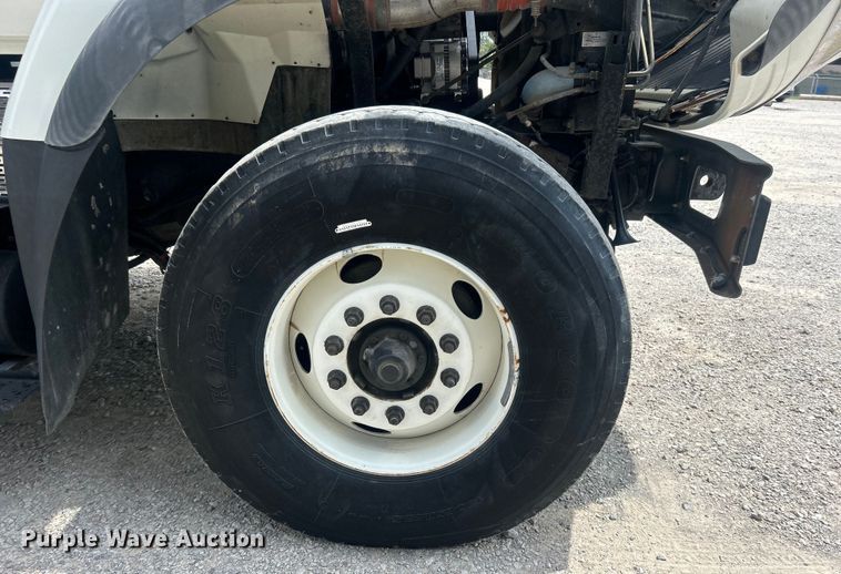 image for item DO6699 2006 International  7600 bucket truck