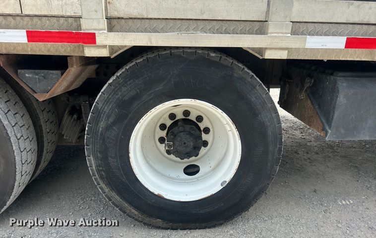 image for item DO6699 2006 International  7600 bucket truck