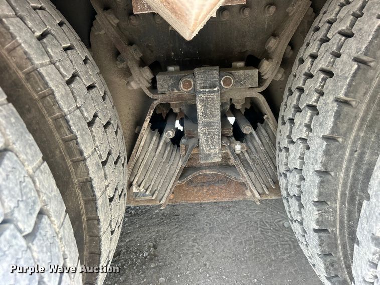 image for item DO6699 2006 International  7600 bucket truck