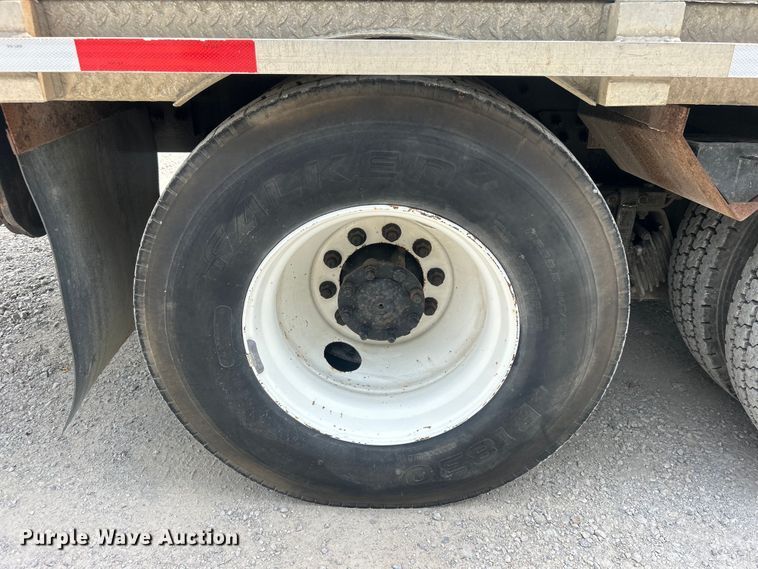 image for item DO6699 2006 International  7600 bucket truck