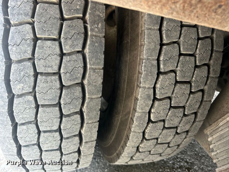 image for item DO6699 2006 International  7600 bucket truck