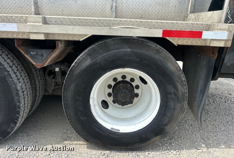 image for item DO6699 2006 International  7600 bucket truck