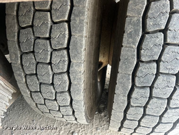 image for item DO6699 2006 International  7600 bucket truck