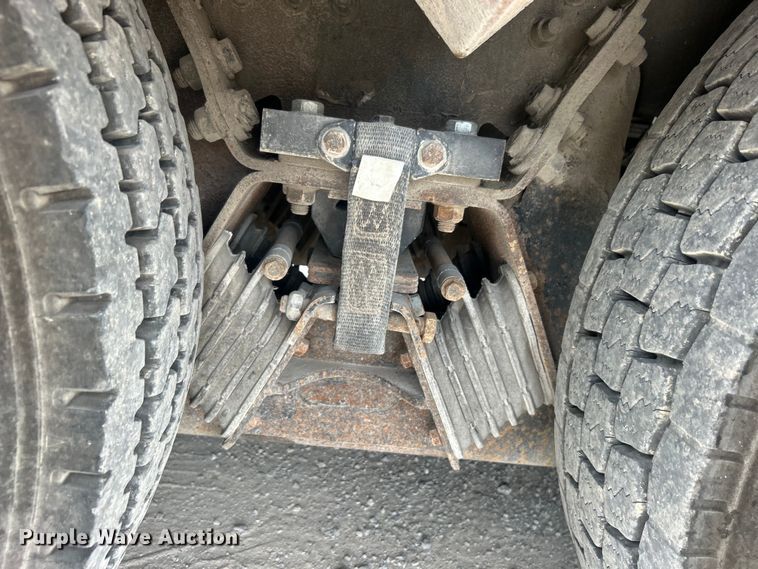 image for item DO6699 2006 International  7600 bucket truck