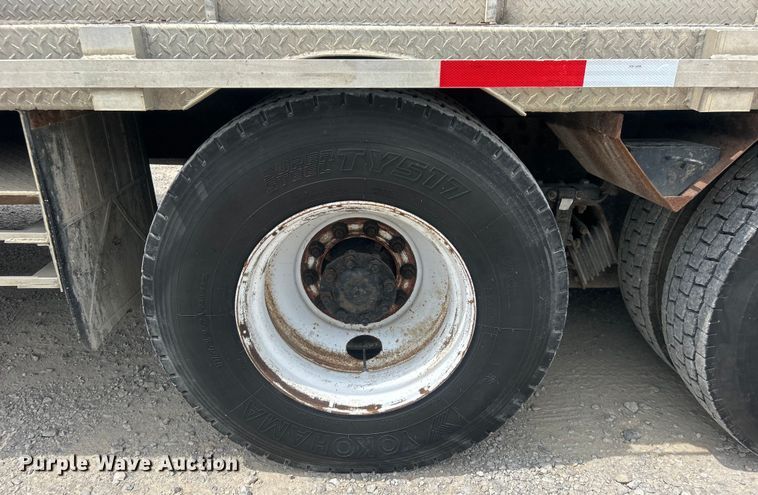 image for item DO6699 2006 International  7600 bucket truck