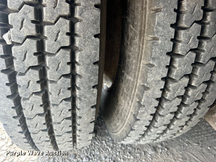 image for item DO6699 2006 International  7600 bucket truck