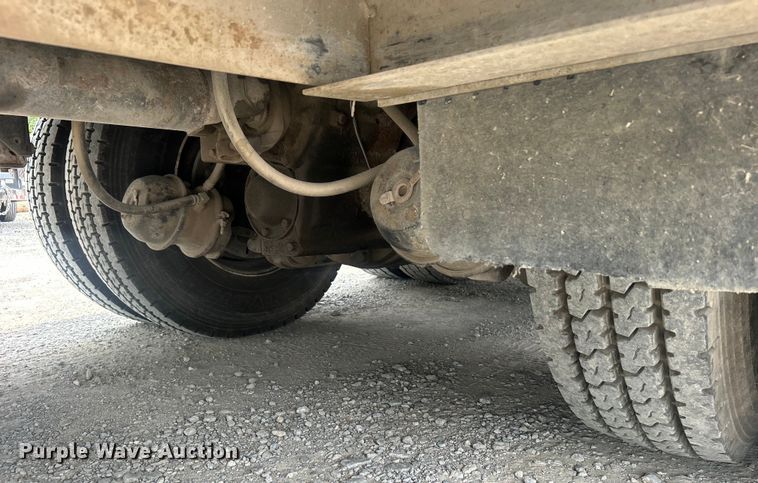 image for item DO6699 2006 International  7600 bucket truck