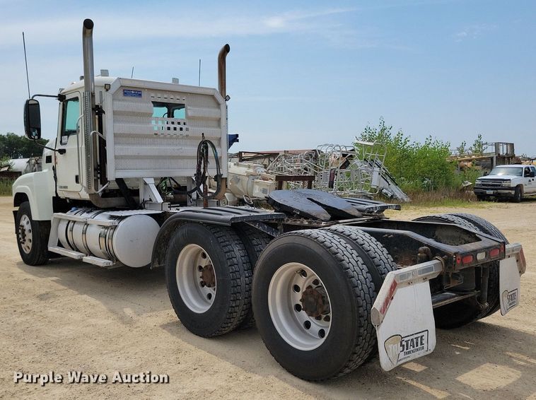 image for item DR4384 2013 Mack CHU613 semi truck