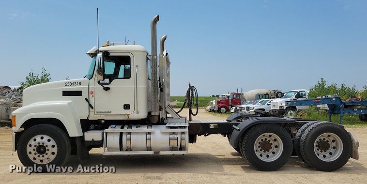 image for item DR4384 2013 Mack CHU613 semi truck