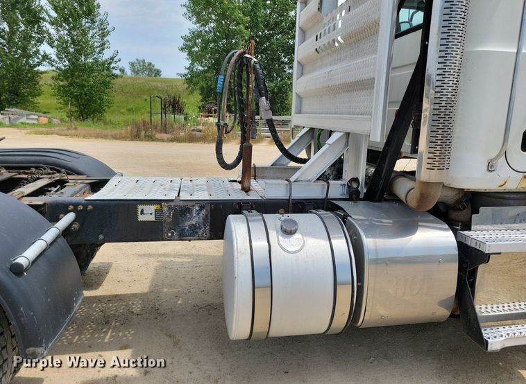 image for item DR4384 2013 Mack CHU613 semi truck