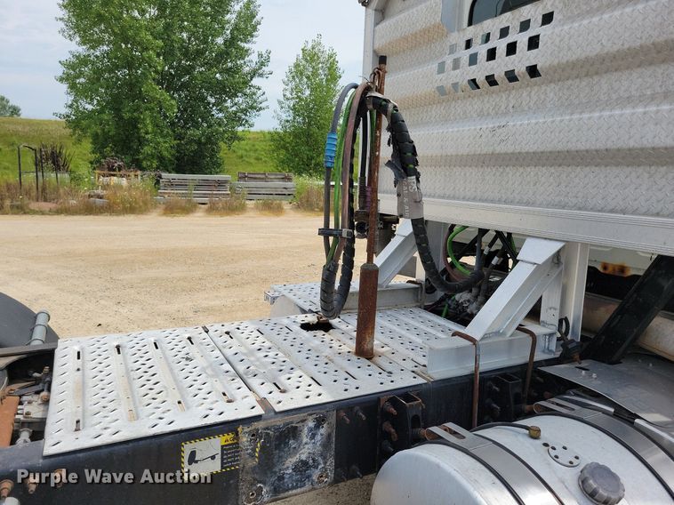 image for item DR4384 2013 Mack CHU613 semi truck