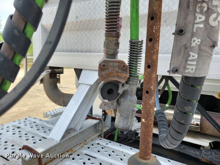 image for item DR4384 2013 Mack CHU613 semi truck