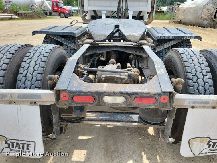 image for item DR4384 2013 Mack CHU613 semi truck