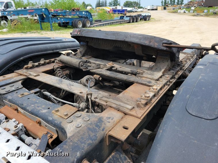 image for item DR4384 2013 Mack CHU613 semi truck