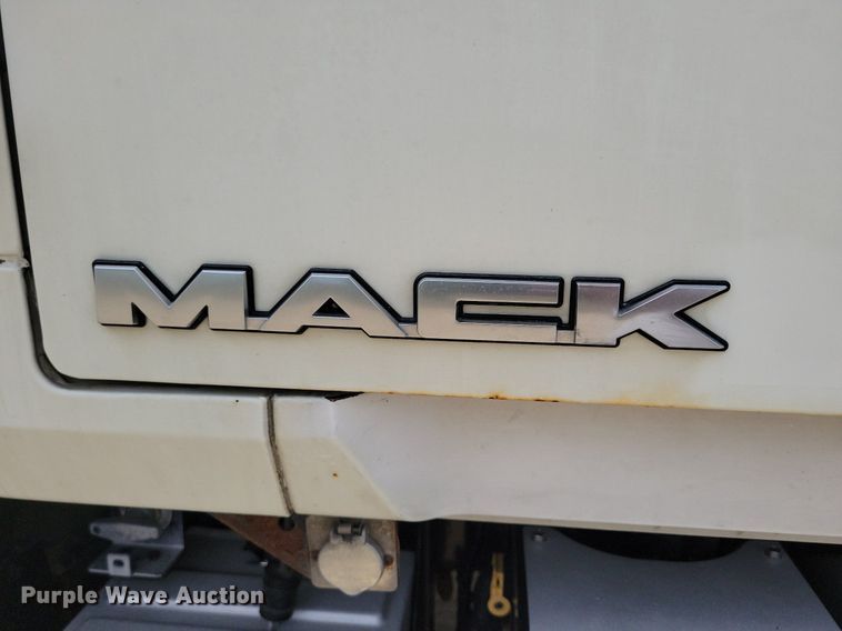 image for item DR4384 2013 Mack CHU613 semi truck