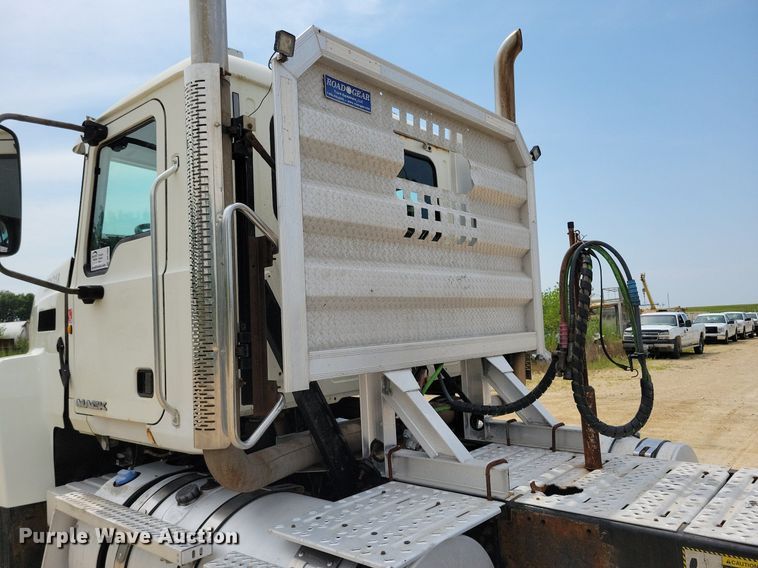 image for item DR4384 2013 Mack CHU613 semi truck