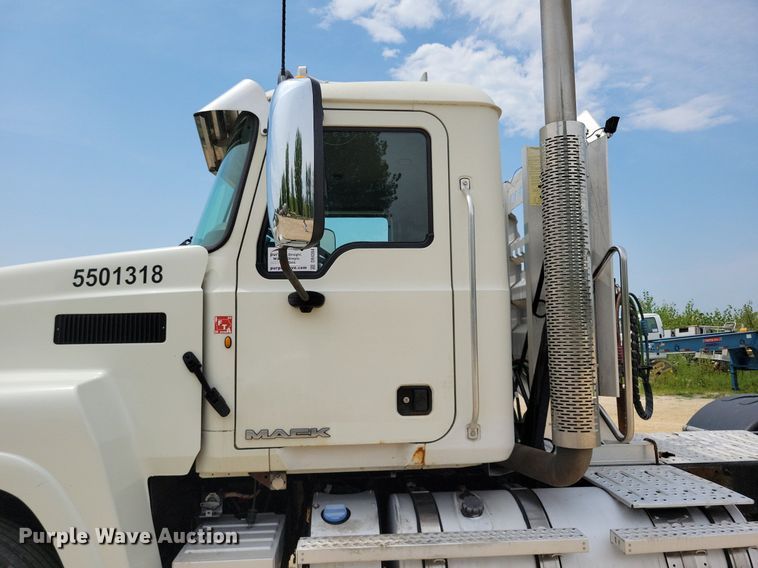 image for item DR4384 2013 Mack CHU613 semi truck