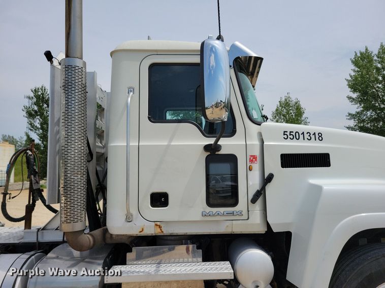 image for item DR4384 2013 Mack CHU613 semi truck