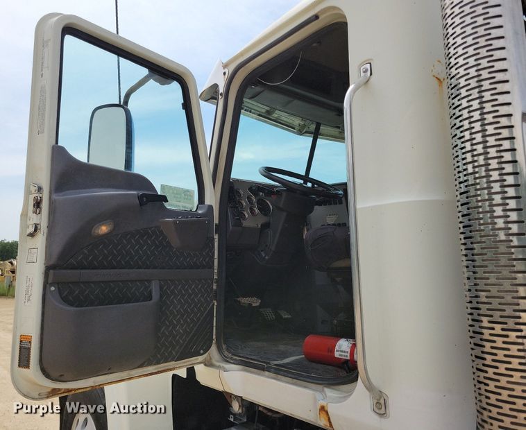 image for item DR4384 2013 Mack CHU613 semi truck