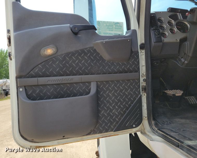 image for item DR4384 2013 Mack CHU613 semi truck