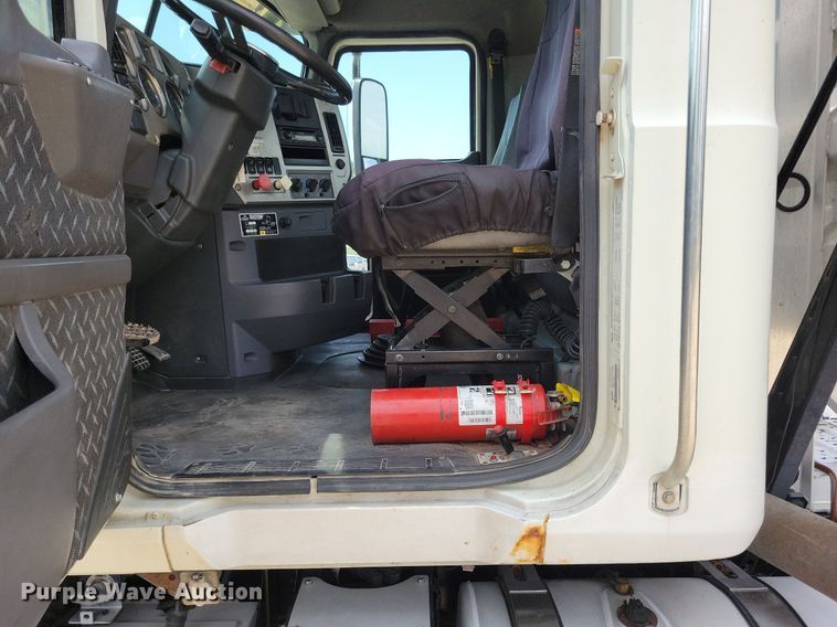 image for item DR4384 2013 Mack CHU613 semi truck