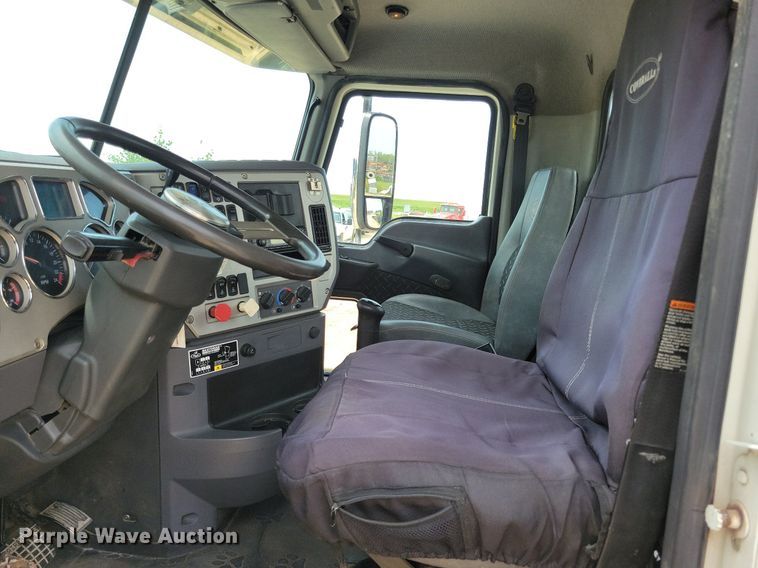 image for item DR4384 2013 Mack CHU613 semi truck