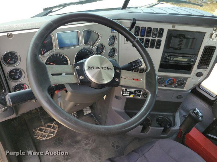 image for item DR4384 2013 Mack CHU613 semi truck