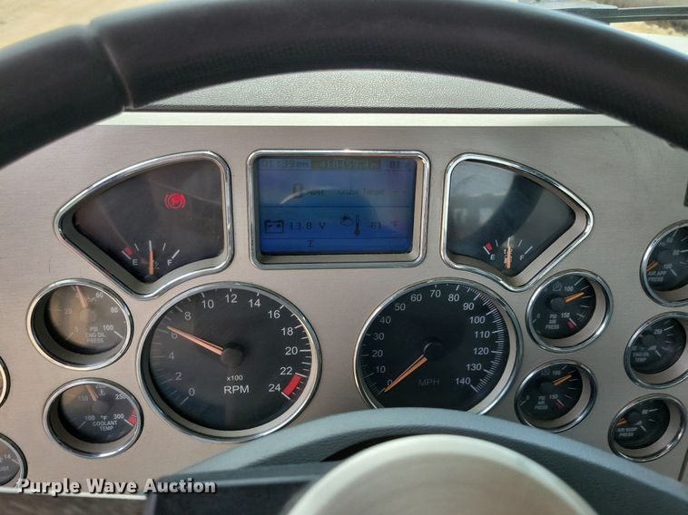 image for item DR4384 2013 Mack CHU613 semi truck