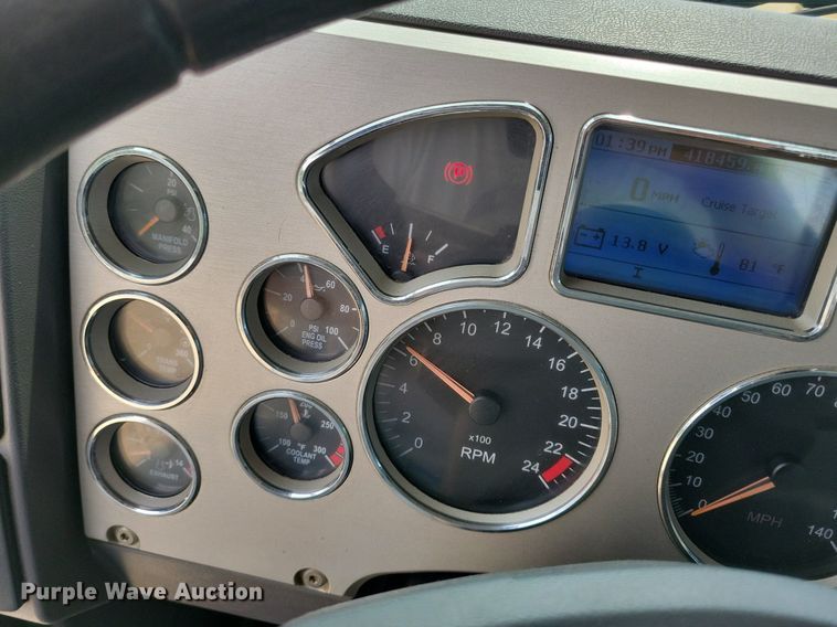 image for item DR4384 2013 Mack CHU613 semi truck