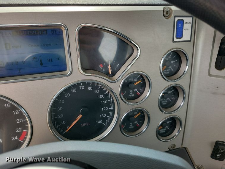 image for item DR4384 2013 Mack CHU613 semi truck