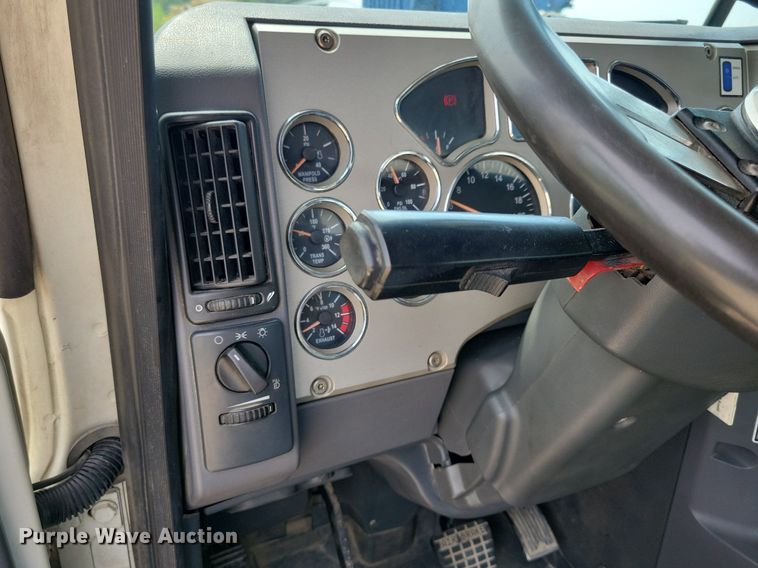 image for item DR4384 2013 Mack CHU613 semi truck