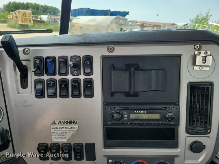 image for item DR4384 2013 Mack CHU613 semi truck