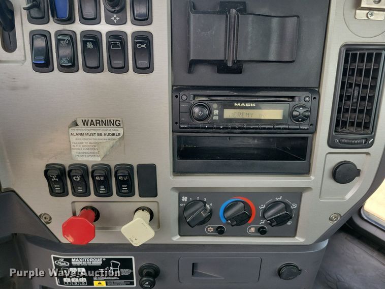 image for item DR4384 2013 Mack CHU613 semi truck